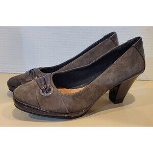 EUC Clarks Artisan Shoes Womens Size 7.5 Suede Brown Slip On Block Heel Pump